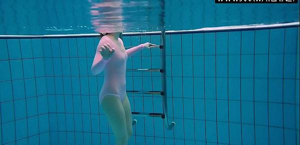  Liza Bubarek enjoys swimming